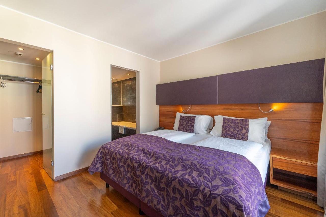 One-Bedroom Apartment Balcony,1016988406:JPEG
